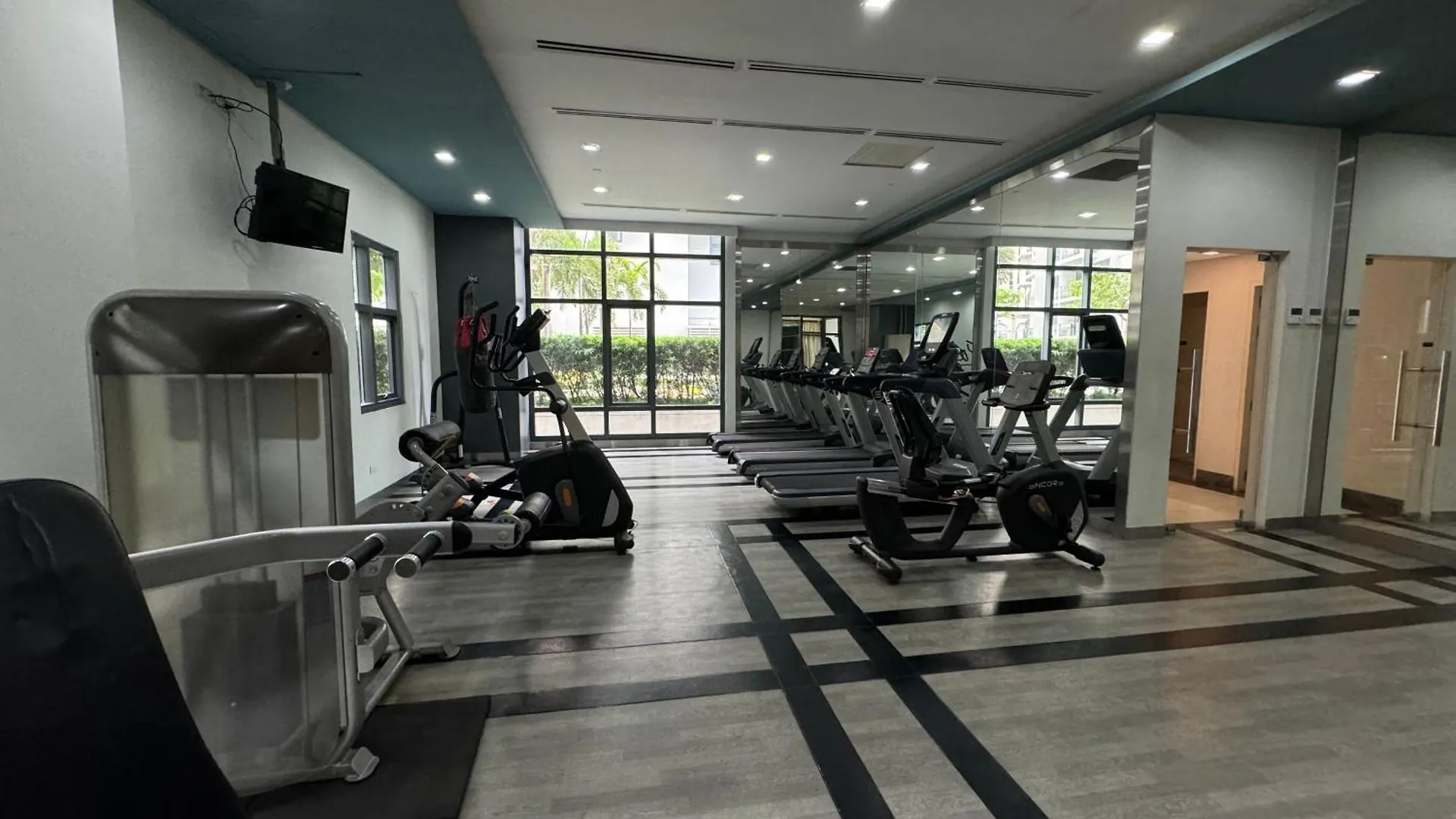 Industrial Chic Studio In Mckinley Hill Walk To Venice Mall Manila Apartment