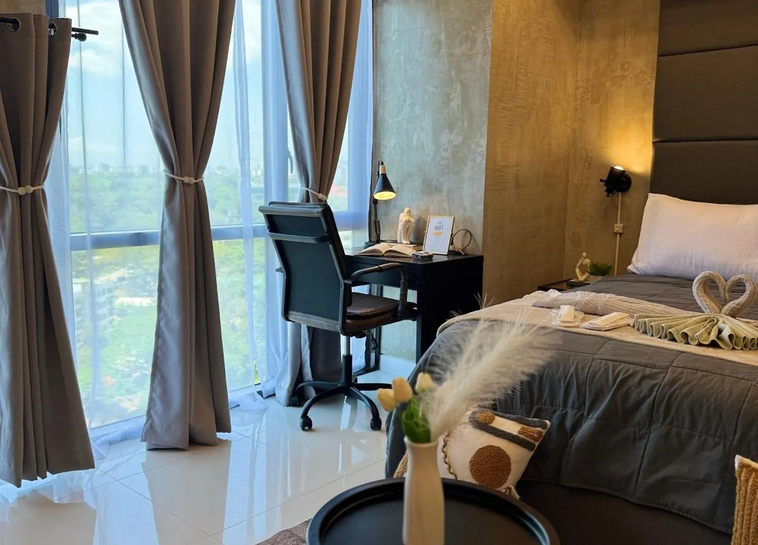 Industrial Chic Studio In Mckinley Hill Walk To Venice Mall Manila 0*,