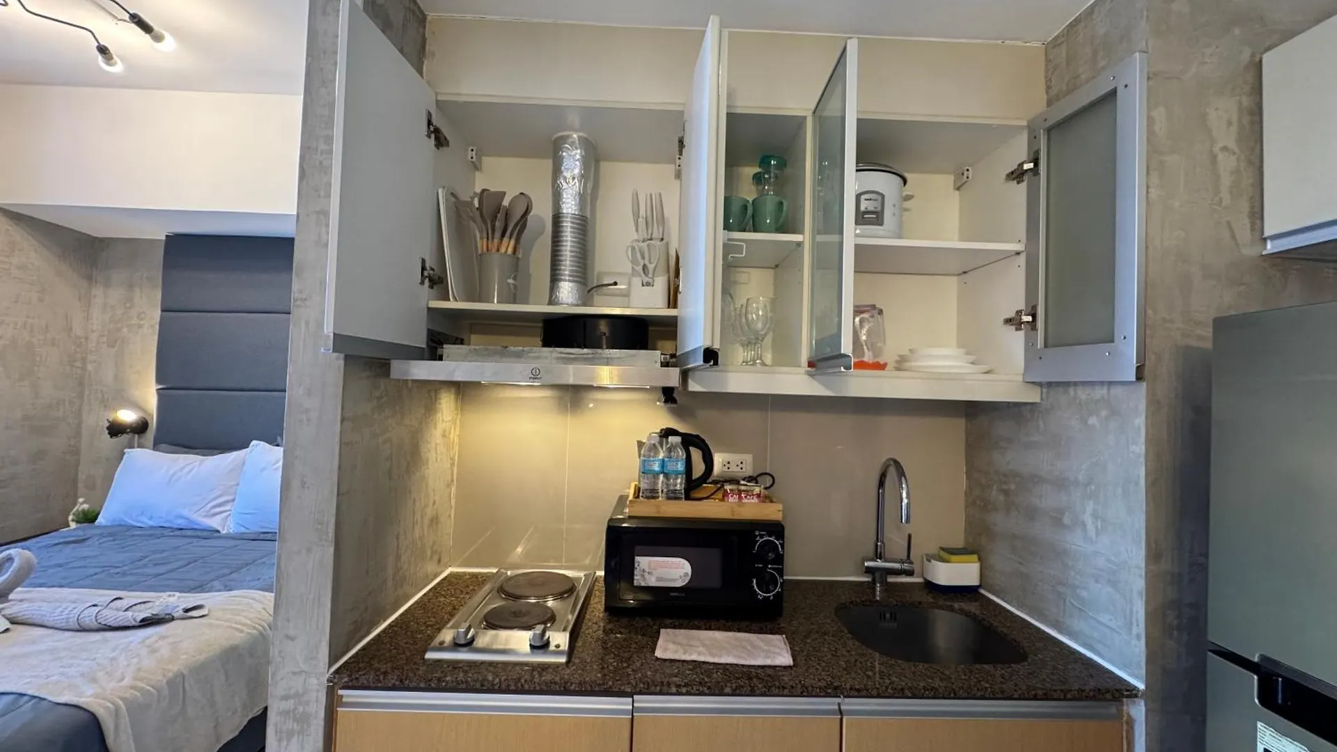Industrial Chic Studio In Mckinley Hill Walk To Venice Mall Manila 0*,