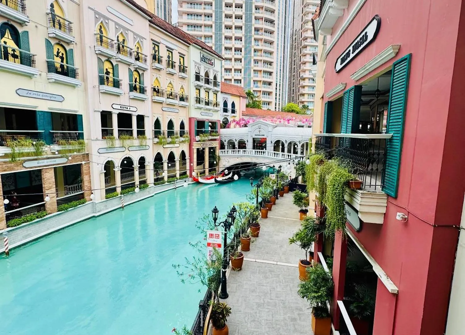 Industrial Chic Studio In Mckinley Hill Walk To Venice Mall Manila