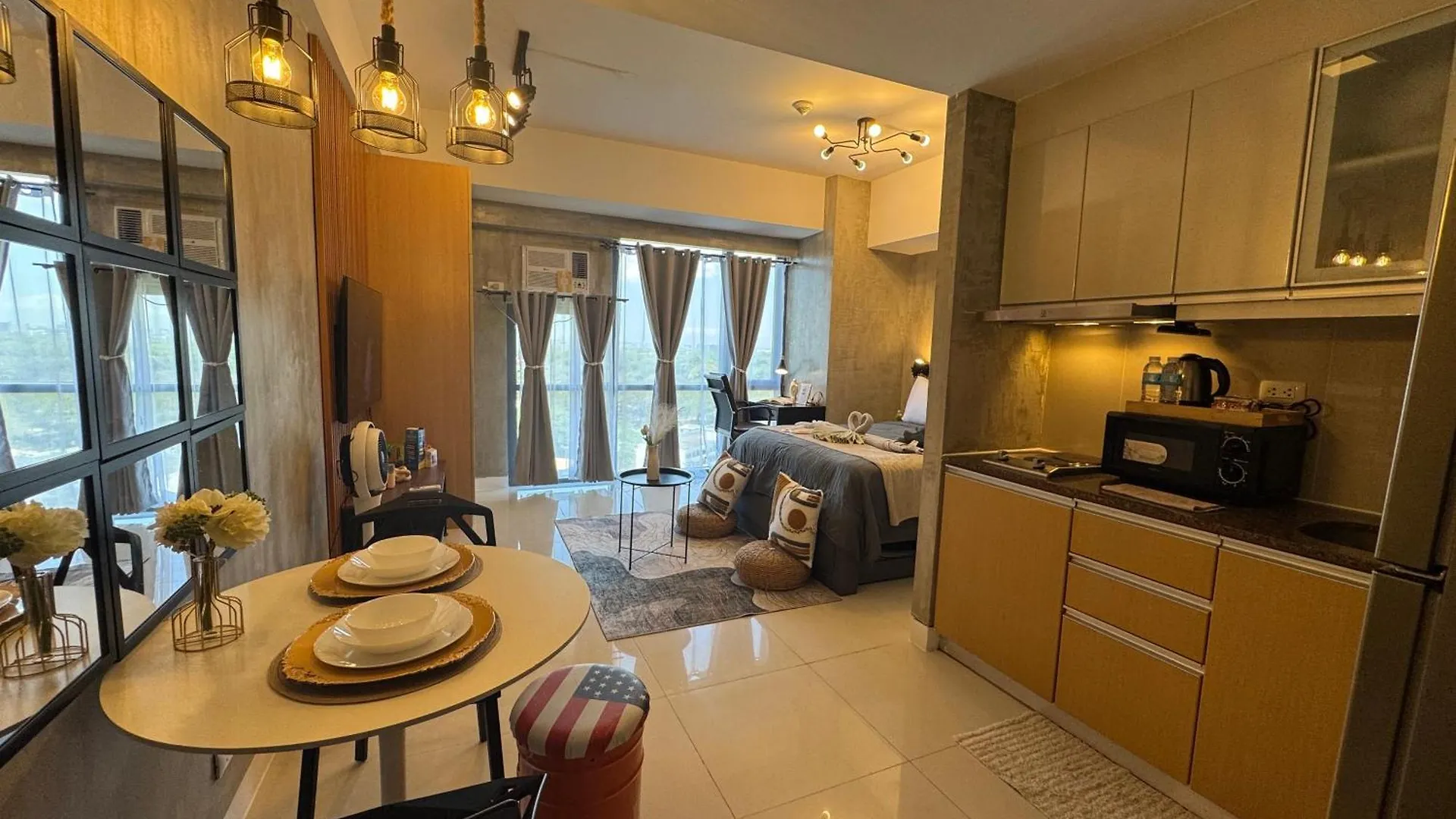 Industrial Chic Studio In Mckinley Hill Walk To Venice Mall Manila Apartment
